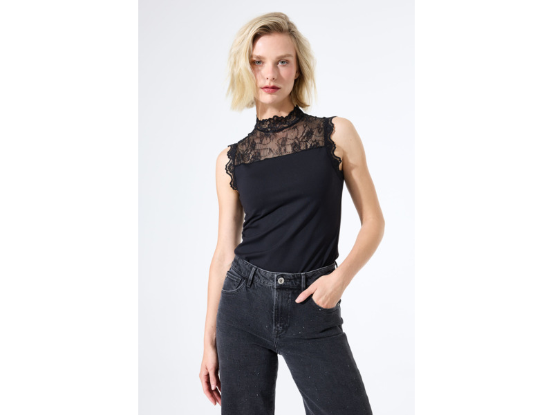 Haltertop met kant (rood en zwart)