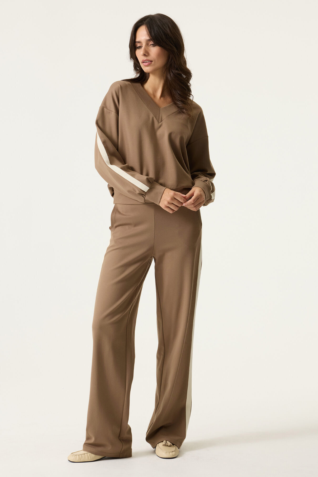 Soft Taupe Sweater - Afbeelding 2